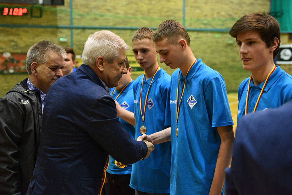 Juniorzy młodsi Siódemki Miedź Legnica ze złotymi medalami