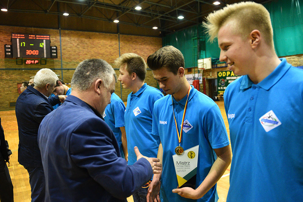 Juniorzy młodsi Siódemki Miedź Legnica ze złotymi medalami