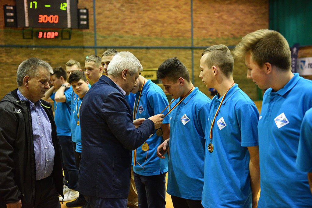 Juniorzy młodsi Siódemki Miedź Legnica ze złotymi medalami