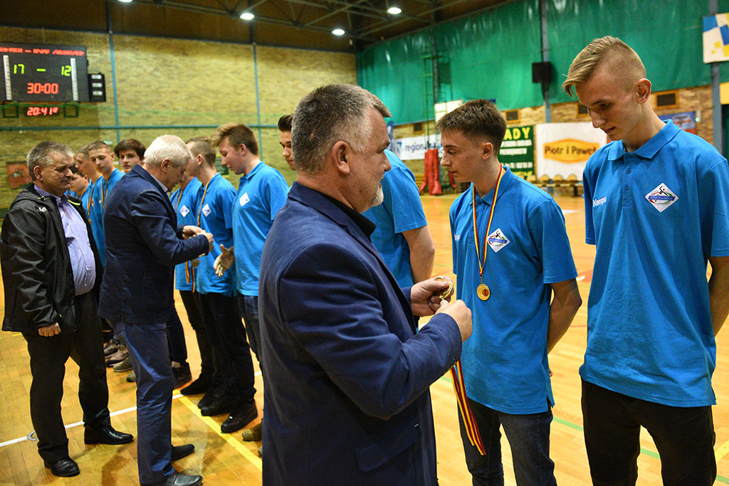 Juniorzy młodsi Siódemki Miedź Legnica ze złotymi medalami