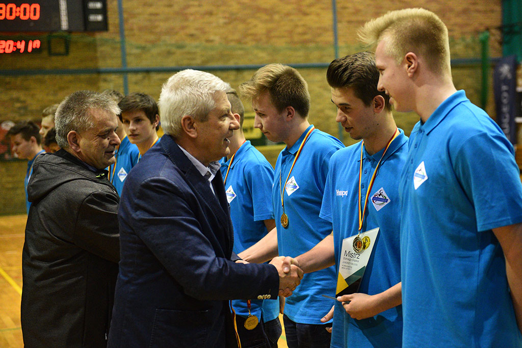 Juniorzy młodsi Siódemki Miedź Legnica ze złotymi medalami