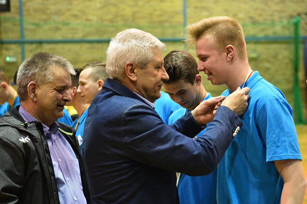 Juniorzy młodsi Siódemki Miedź Legnica ze złotymi medalami