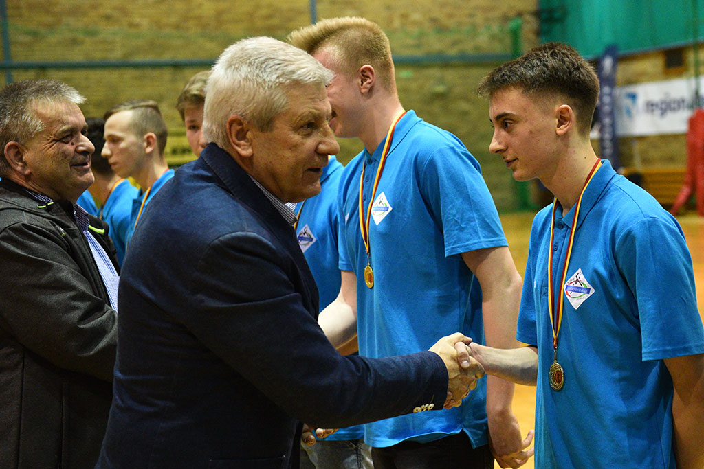 Juniorzy młodsi Siódemki Miedź Legnica ze złotymi medalami