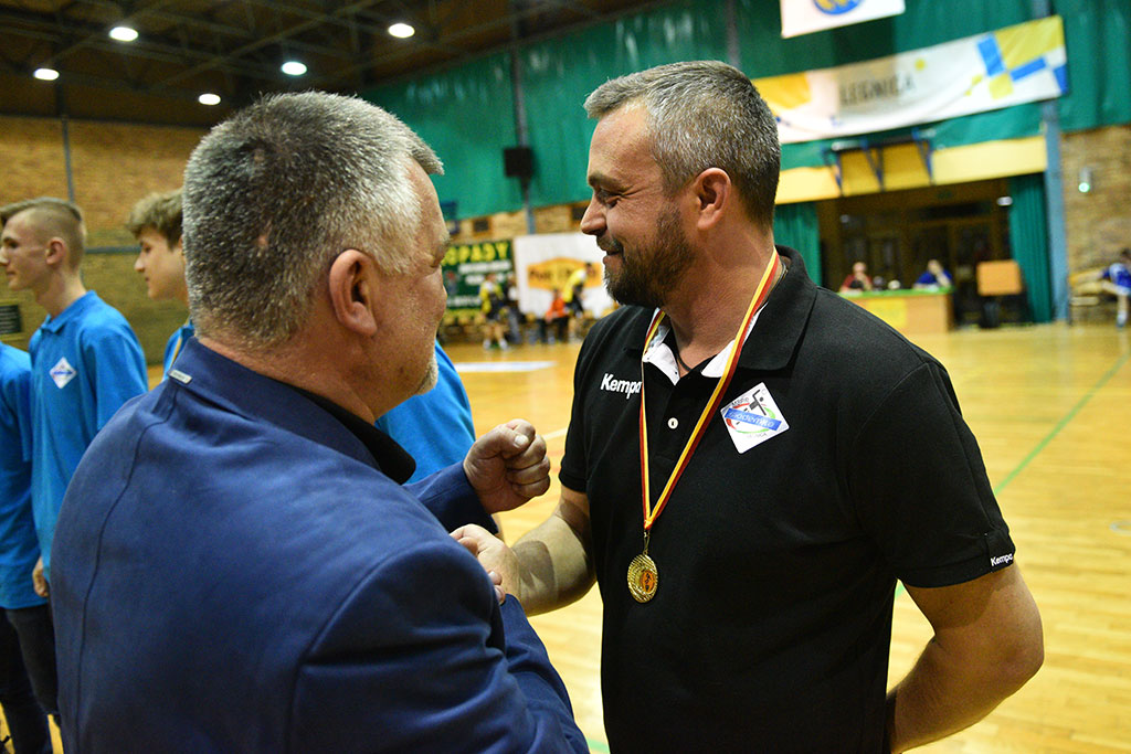 Juniorzy młodsi Siódemki Miedź Legnica ze złotymi medalami