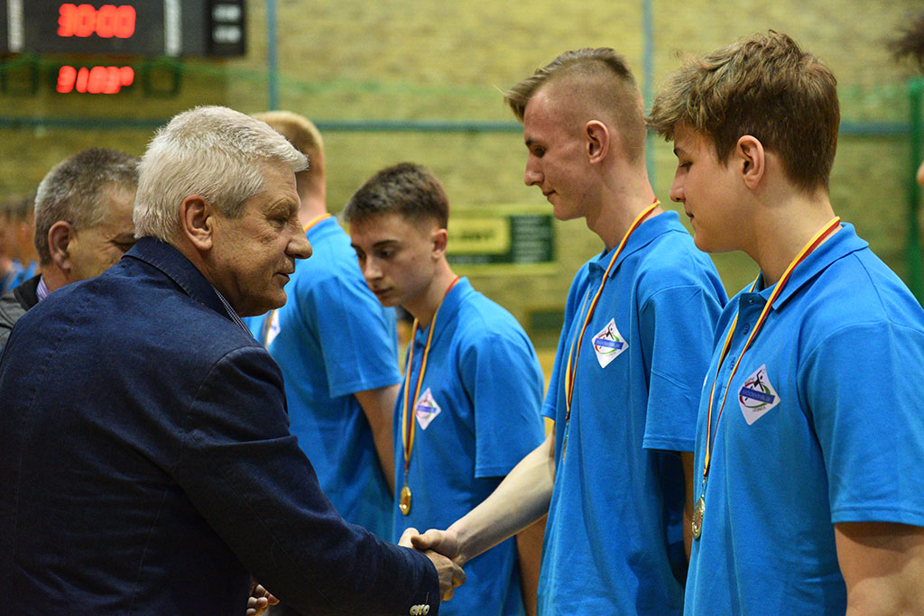 Juniorzy młodsi Siódemki Miedź Legnica ze złotymi medalami