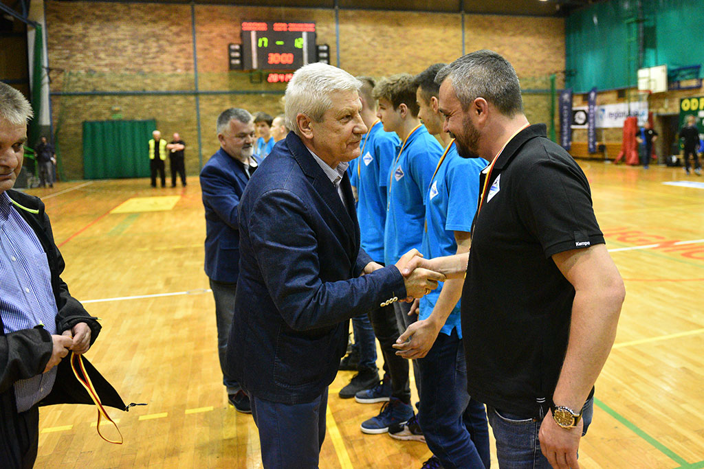 Juniorzy młodsi Siódemki Miedź Legnica ze złotymi medalami