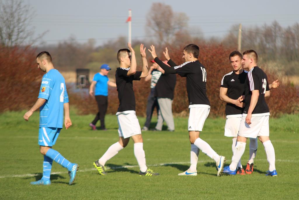Spacerek beniaminka. Ikar pewnie pokonał Spartę Parszowice
