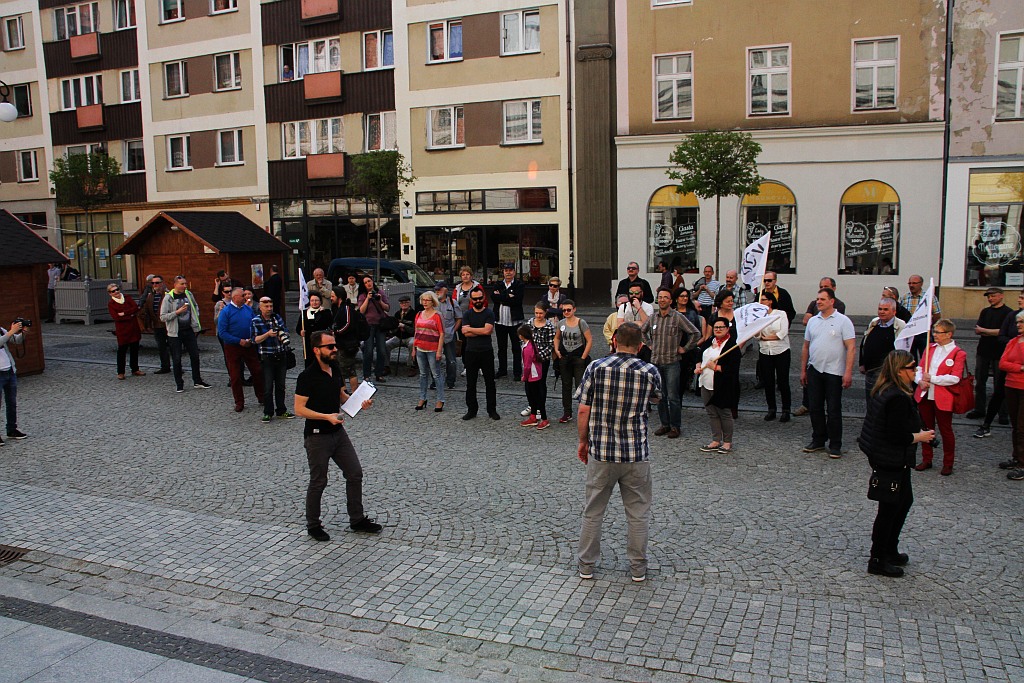 KOD uczcił w legnickim rynku 20. rocznicę uchwalenia konstytucji