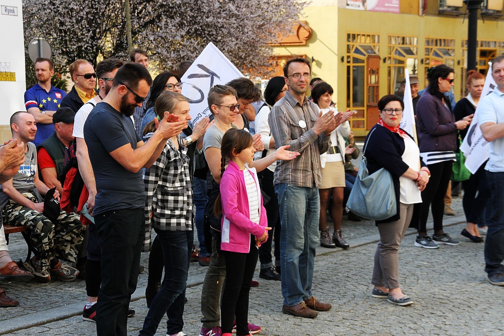 KOD uczcił w legnickim rynku 20. rocznicę uchwalenia konstytucji