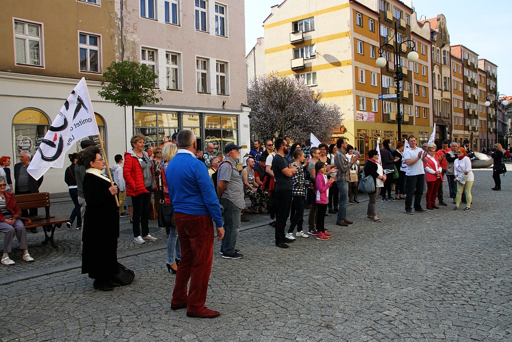 KOD uczcił w legnickim rynku 20. rocznicę uchwalenia konstytucji