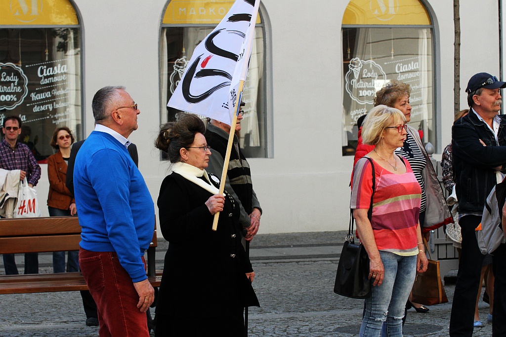 KOD uczcił w legnickim rynku 20. rocznicę uchwalenia konstytucji