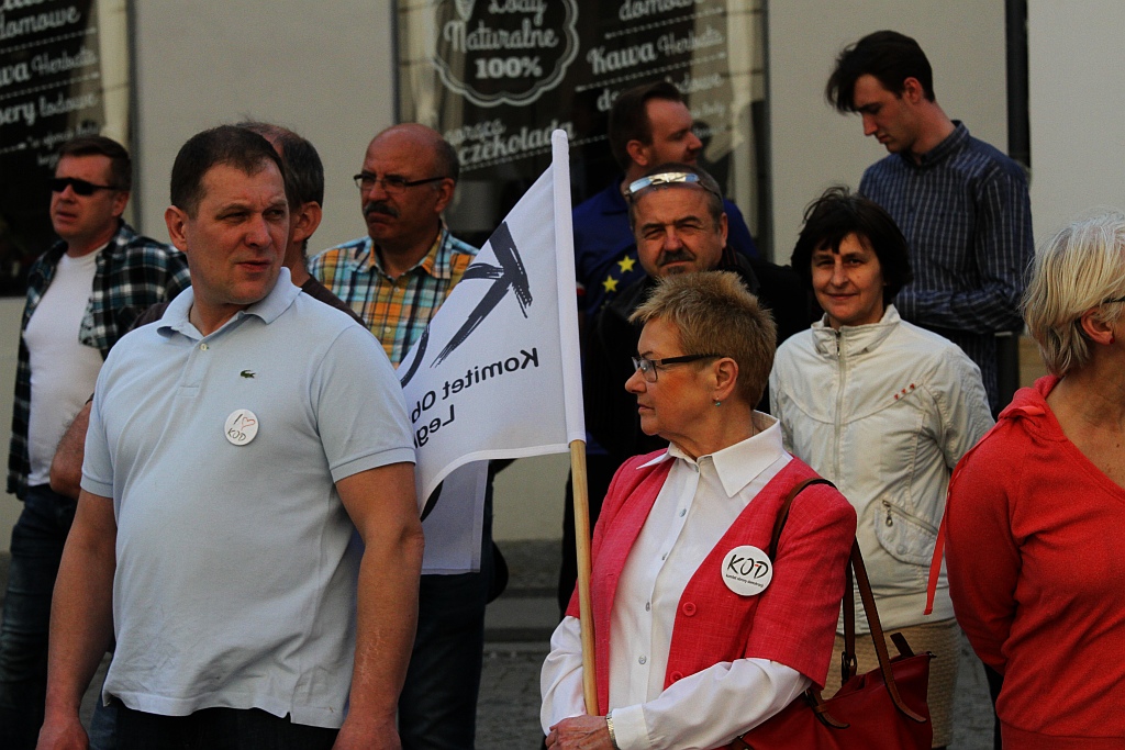 KOD uczcił w legnickim rynku 20. rocznicę uchwalenia konstytucji