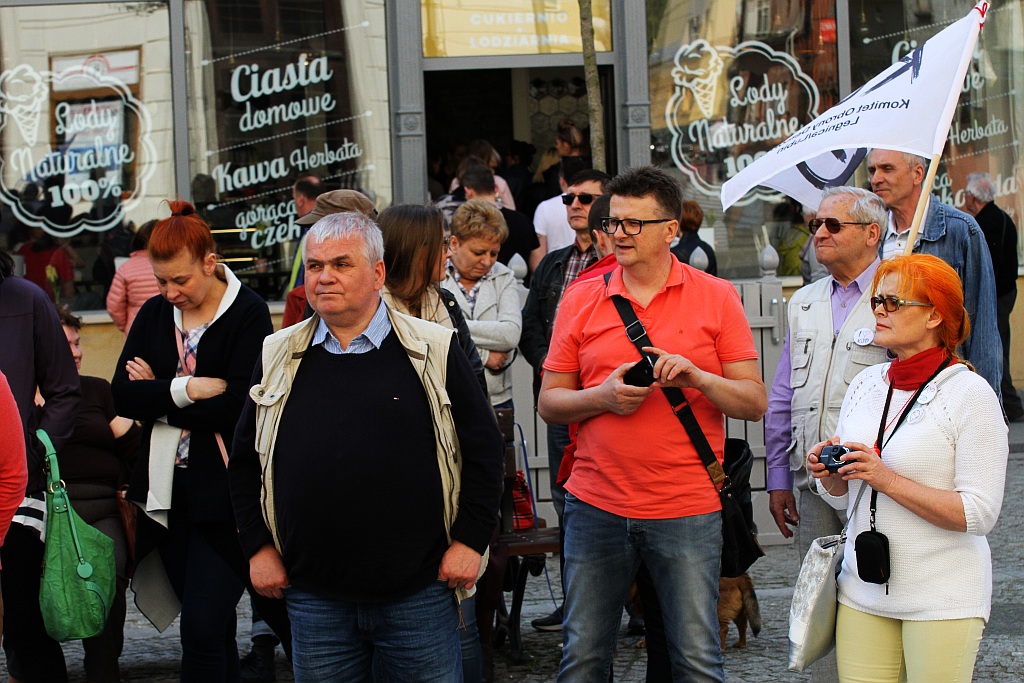 KOD uczcił w legnickim rynku 20. rocznicę uchwalenia konstytucji