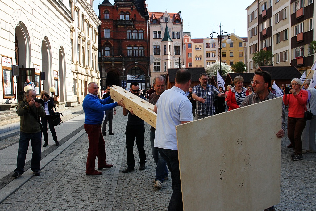 KOD uczcił w legnickim rynku 20. rocznicę uchwalenia konstytucji