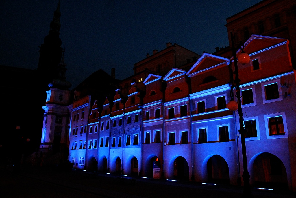 Legnica w błękitnej poświacie na znak solidarności z autystami
