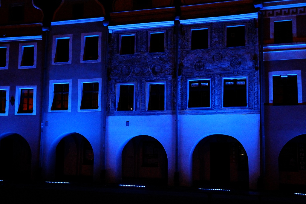 Legnica w błękitnej poświacie na znak solidarności z autystami