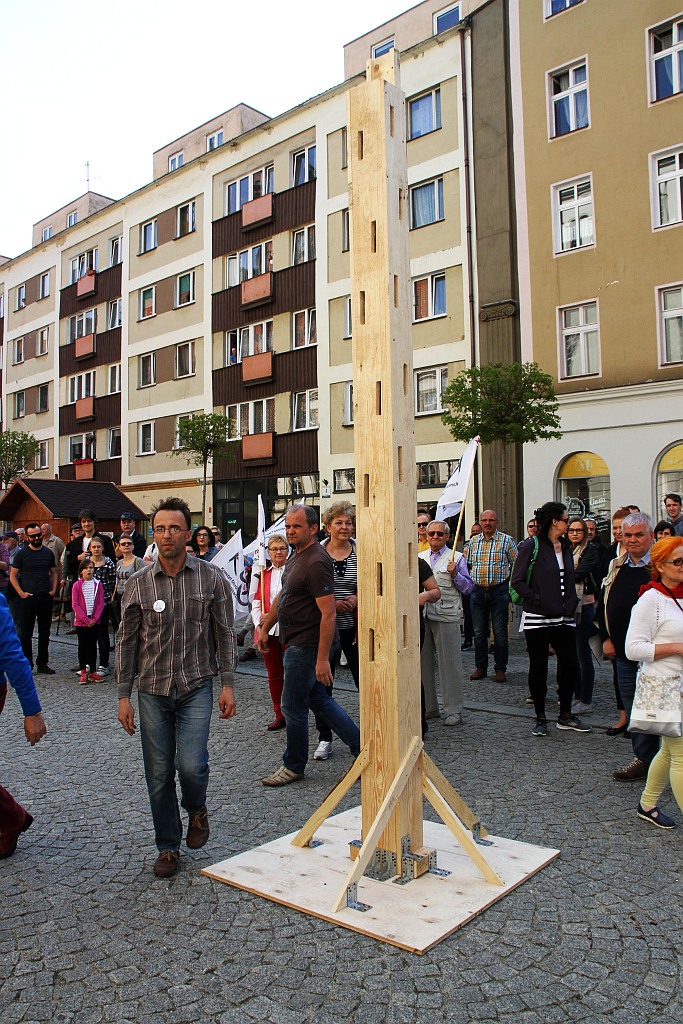 KOD uczcił w legnickim rynku 20. rocznicę uchwalenia konstytucji