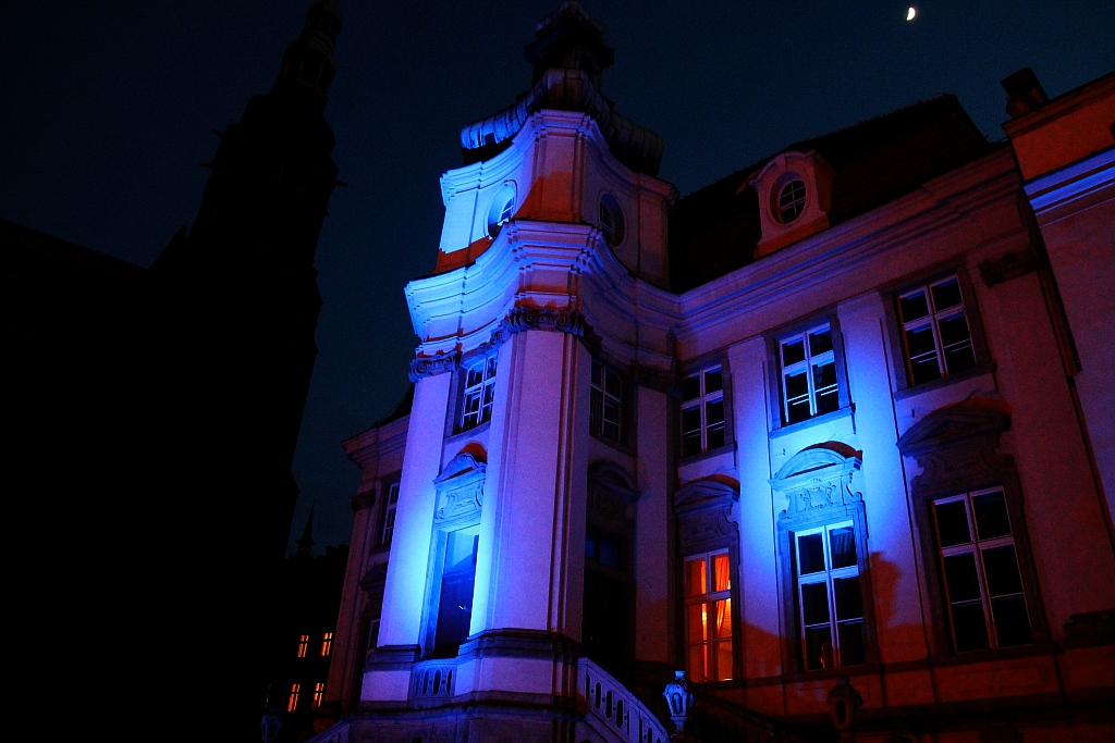 Legnica w błękitnej poświacie na znak solidarności z autystami