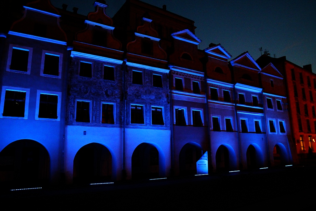 Legnica w błękitnej poświacie na znak solidarności z autystami