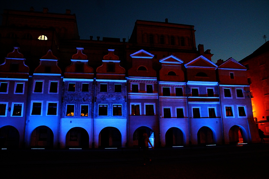 Legnica w błękitnej poświacie na znak solidarności z autystami