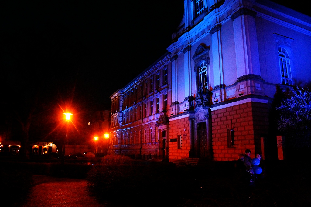 Legnica w błękitnej poświacie na znak solidarności z autystami