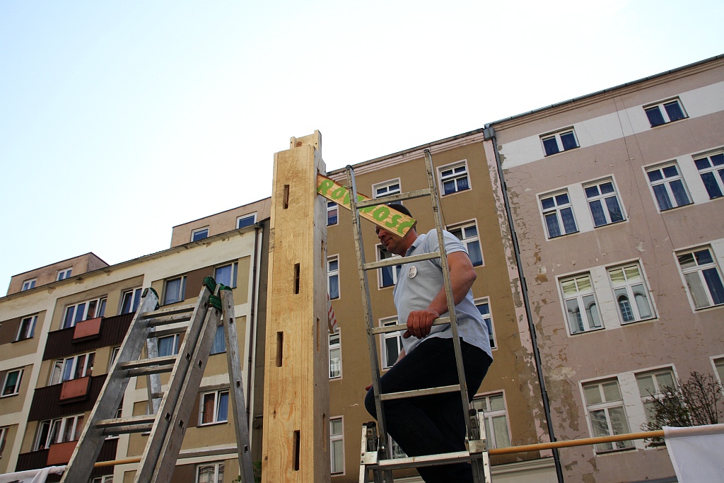 KOD uczcił w legnickim rynku 20. rocznicę uchwalenia konstytucji