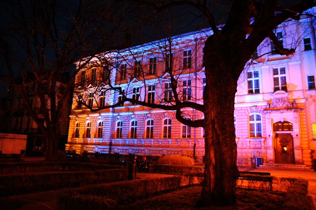 Legnica w błękitnej poświacie na znak solidarności z autystami