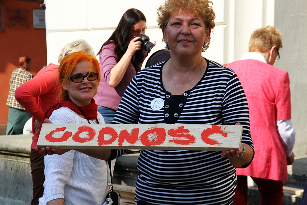 KOD uczcił w legnickim rynku 20. rocznicę uchwalenia konstytucji