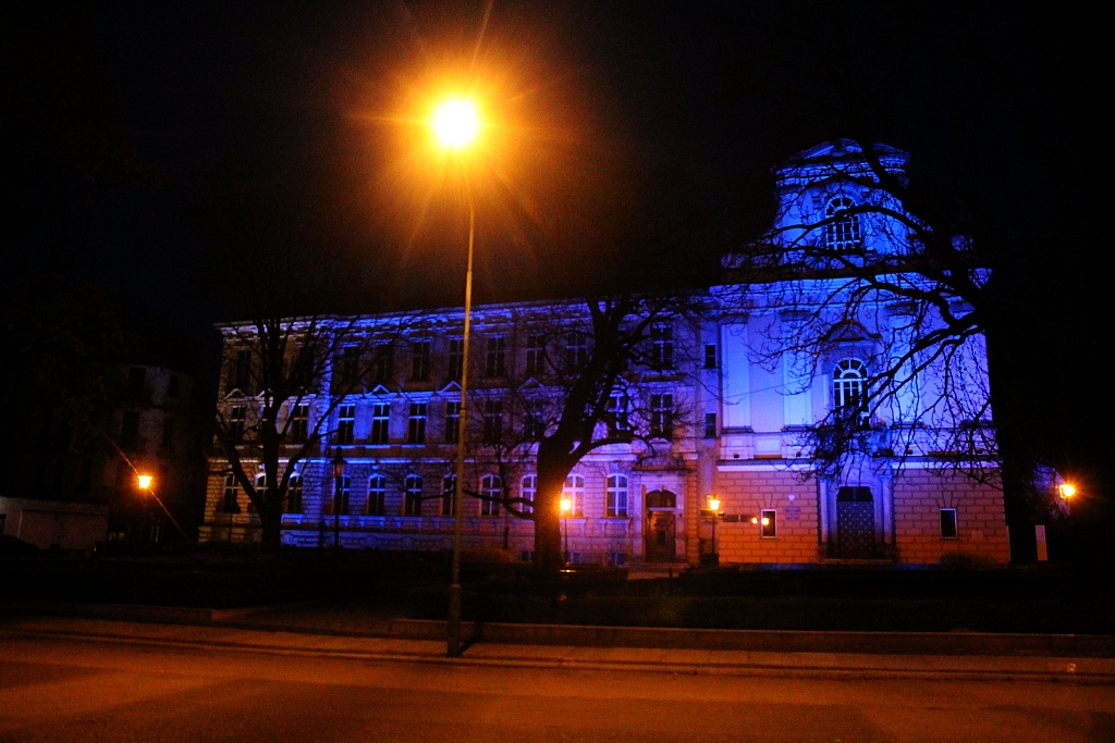 Legnica w błękitnej poświacie na znak solidarności z autystami