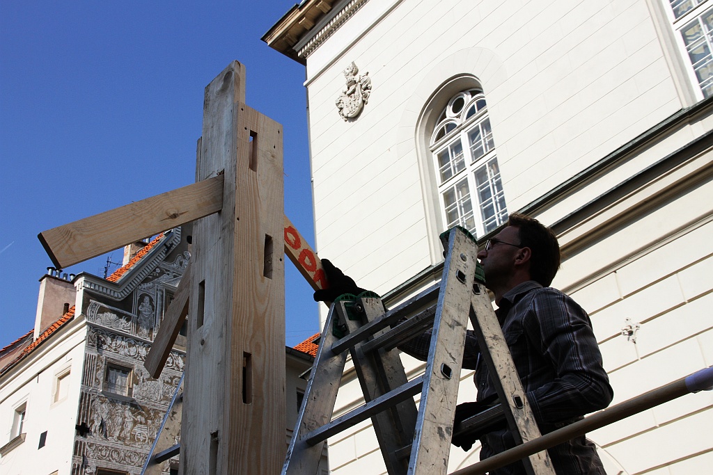 KOD uczcił w legnickim rynku 20. rocznicę uchwalenia konstytucji
