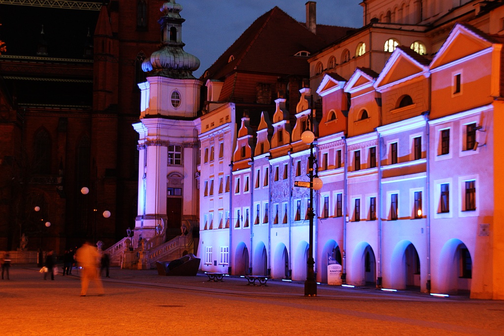 Legnica w błękitnej poświacie na znak solidarności z autystami