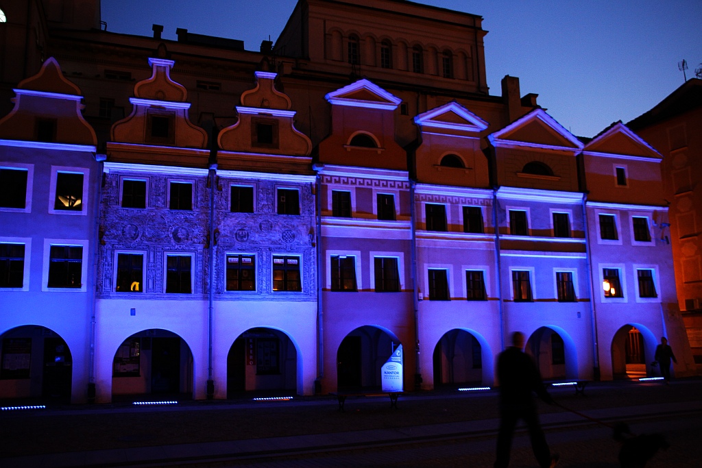 Legnica w błękitnej poświacie na znak solidarności z autystami