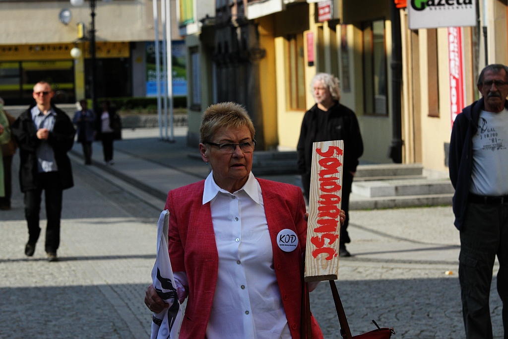 KOD uczcił w legnickim rynku 20. rocznicę uchwalenia konstytucji