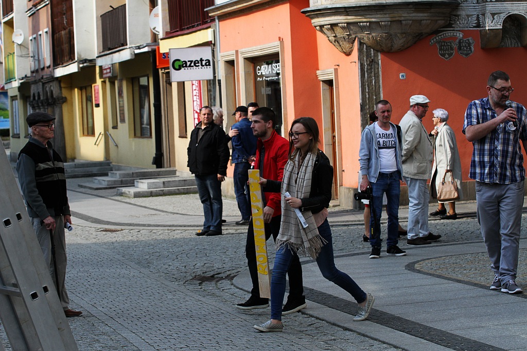 KOD uczcił w legnickim rynku 20. rocznicę uchwalenia konstytucji