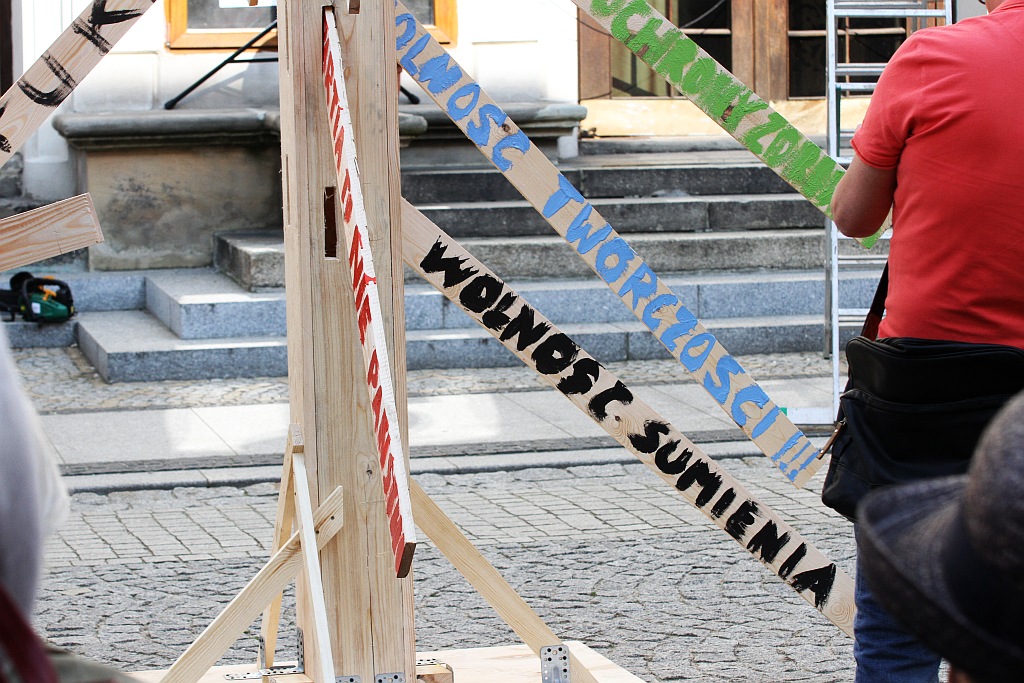 KOD uczcił w legnickim rynku 20. rocznicę uchwalenia konstytucji