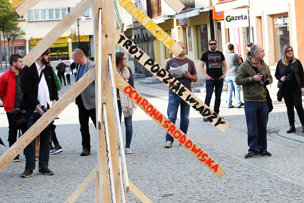 KOD uczcił w legnickim rynku 20. rocznicę uchwalenia konstytucji