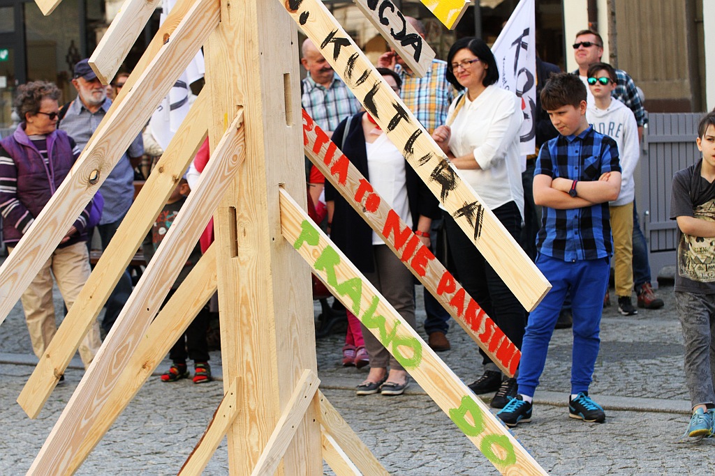 KOD uczcił w legnickim rynku 20. rocznicę uchwalenia konstytucji