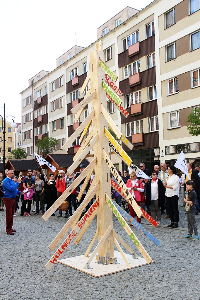 KOD uczcił w legnickim rynku 20. rocznicę uchwalenia konstytucji