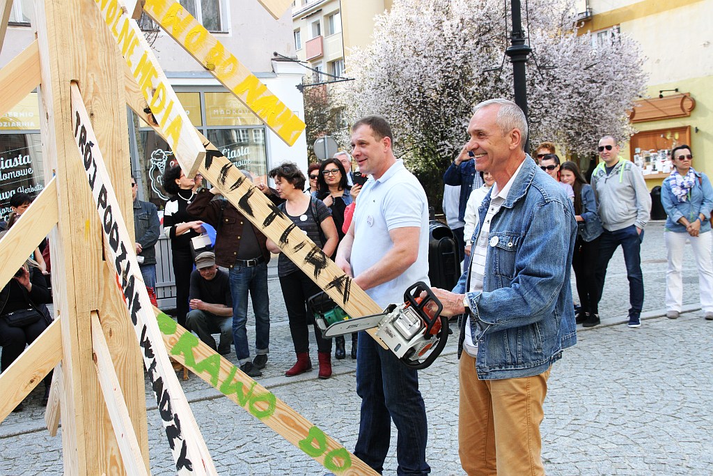KOD uczcił w legnickim rynku 20. rocznicę uchwalenia konstytucji