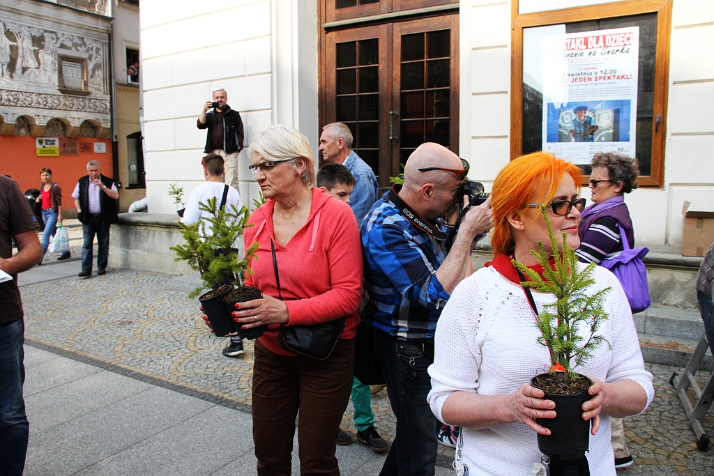 KOD uczcił w legnickim rynku 20. rocznicę uchwalenia konstytucji