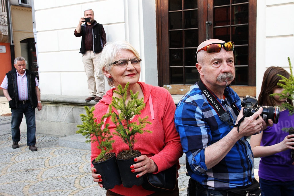 KOD uczcił w legnickim rynku 20. rocznicę uchwalenia konstytucji