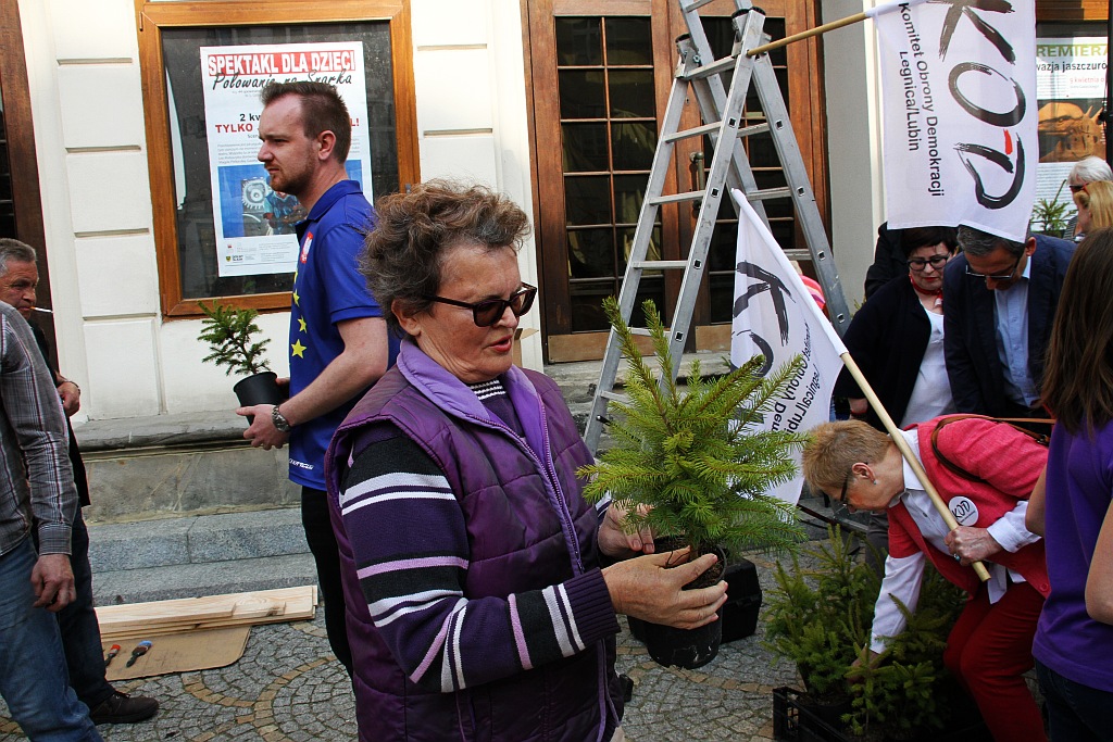 KOD uczcił w legnickim rynku 20. rocznicę uchwalenia konstytucji