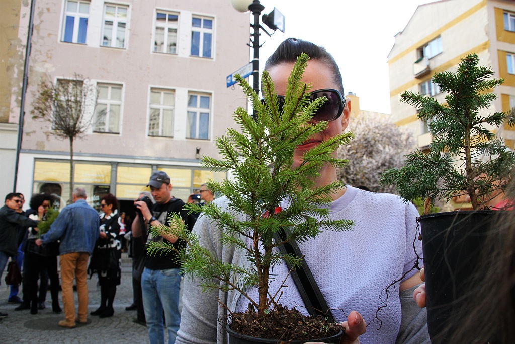 KOD uczcił w legnickim rynku 20. rocznicę uchwalenia konstytucji