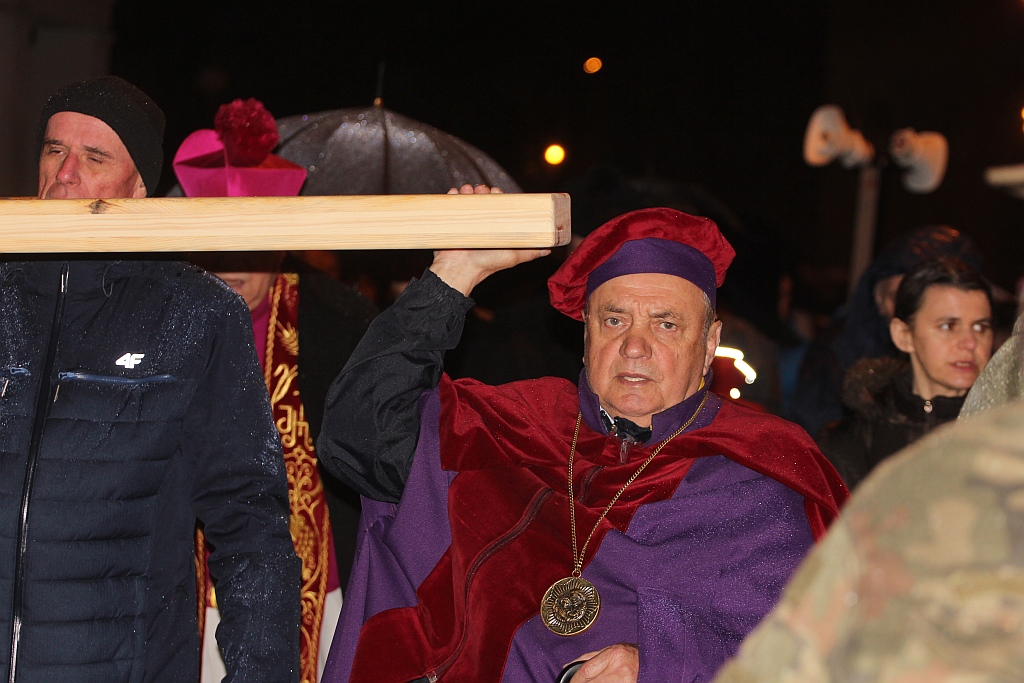 Blisko pięćset osób przeszło Drogą Krzyżową w Legnicy