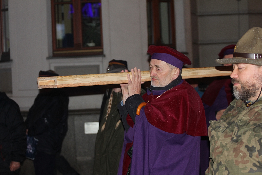 Blisko pięćset osób przeszło Drogą Krzyżową w Legnicy