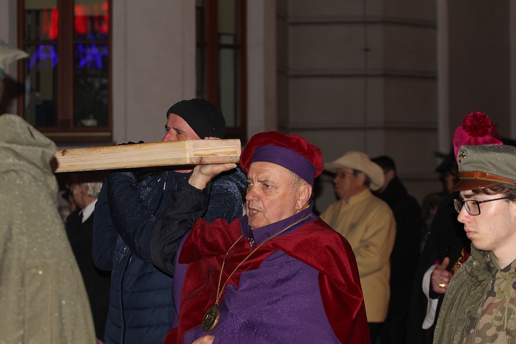 Blisko pięćset osób przeszło Drogą Krzyżową w Legnicy