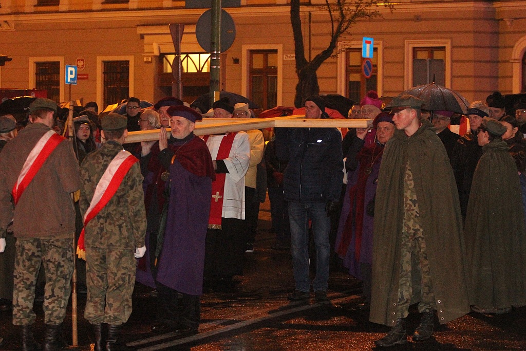 Blisko pięćset osób przeszło Drogą Krzyżową w Legnicy