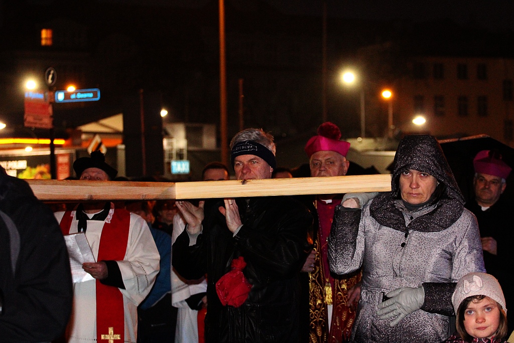 Blisko pięćset osób przeszło Drogą Krzyżową w Legnicy