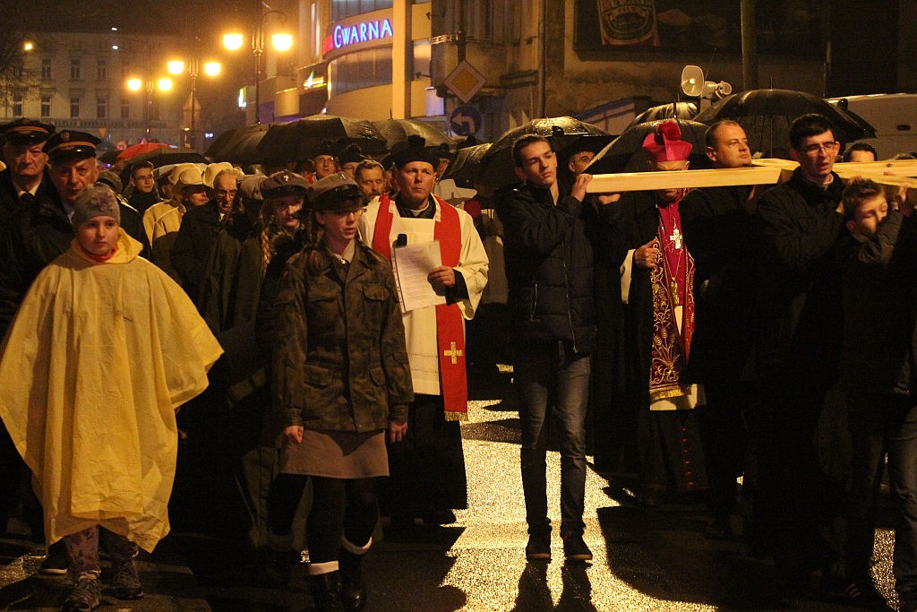 Blisko pięćset osób przeszło Drogą Krzyżową w Legnicy