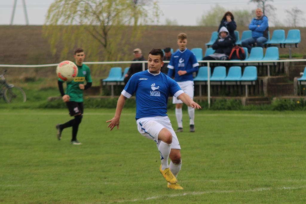 Niski lot Mewy Kunice w starciu ze Zrywem Kłębanowice